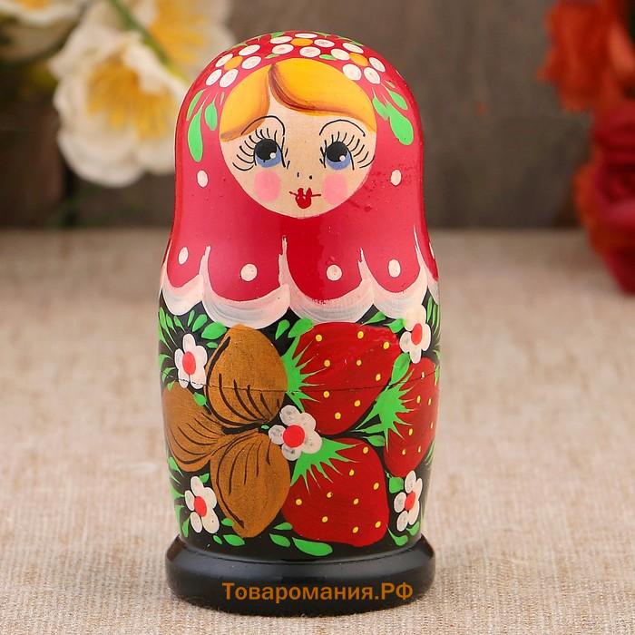 Матрёшка дерево «Земляничка», красный платок, 3 кукольная, 10-12 см