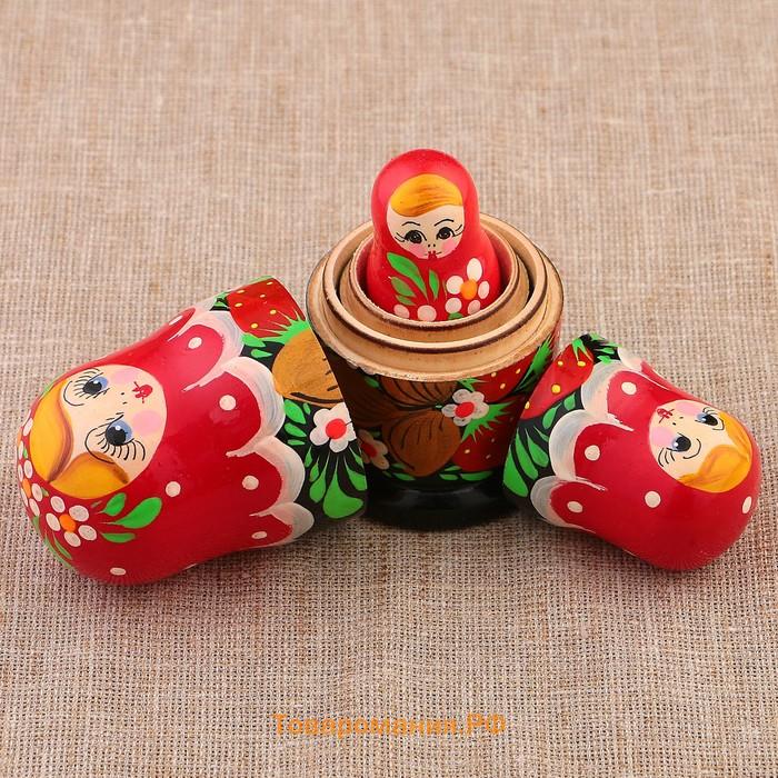 Матрёшка дерево «Земляничка», красный платок, 3 кукольная, 10-12 см