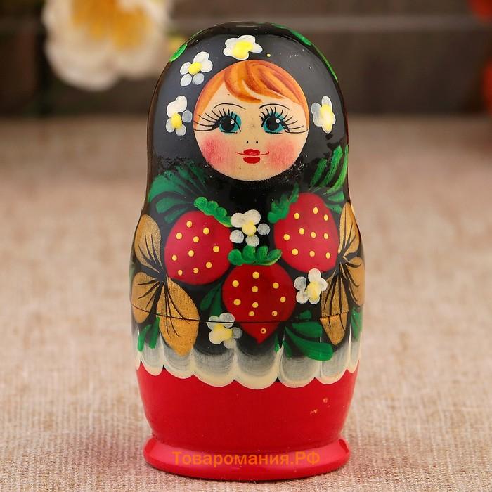 Матрёшка дерево «Земляничка», чёрный платок, 3 кукольная, 10 см