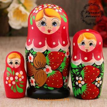 Матрёшка дерево «Земляничка», красный платок, 3 кукольная, 10-12 см