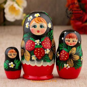 Матрёшка дерево «Земляничка», чёрный платок, 3 кукольная, 10 см